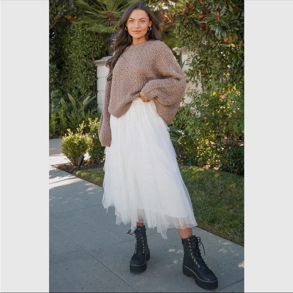 Chic White Tulle A-Line Skirt - Picture 2 of 6